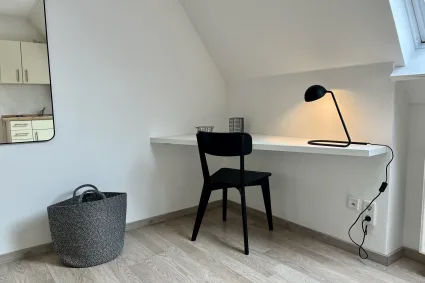 Buerotisch-Michels-Apartments-Guetersloh Arbeitsplatz im möblierten Apartment in Guetersloh